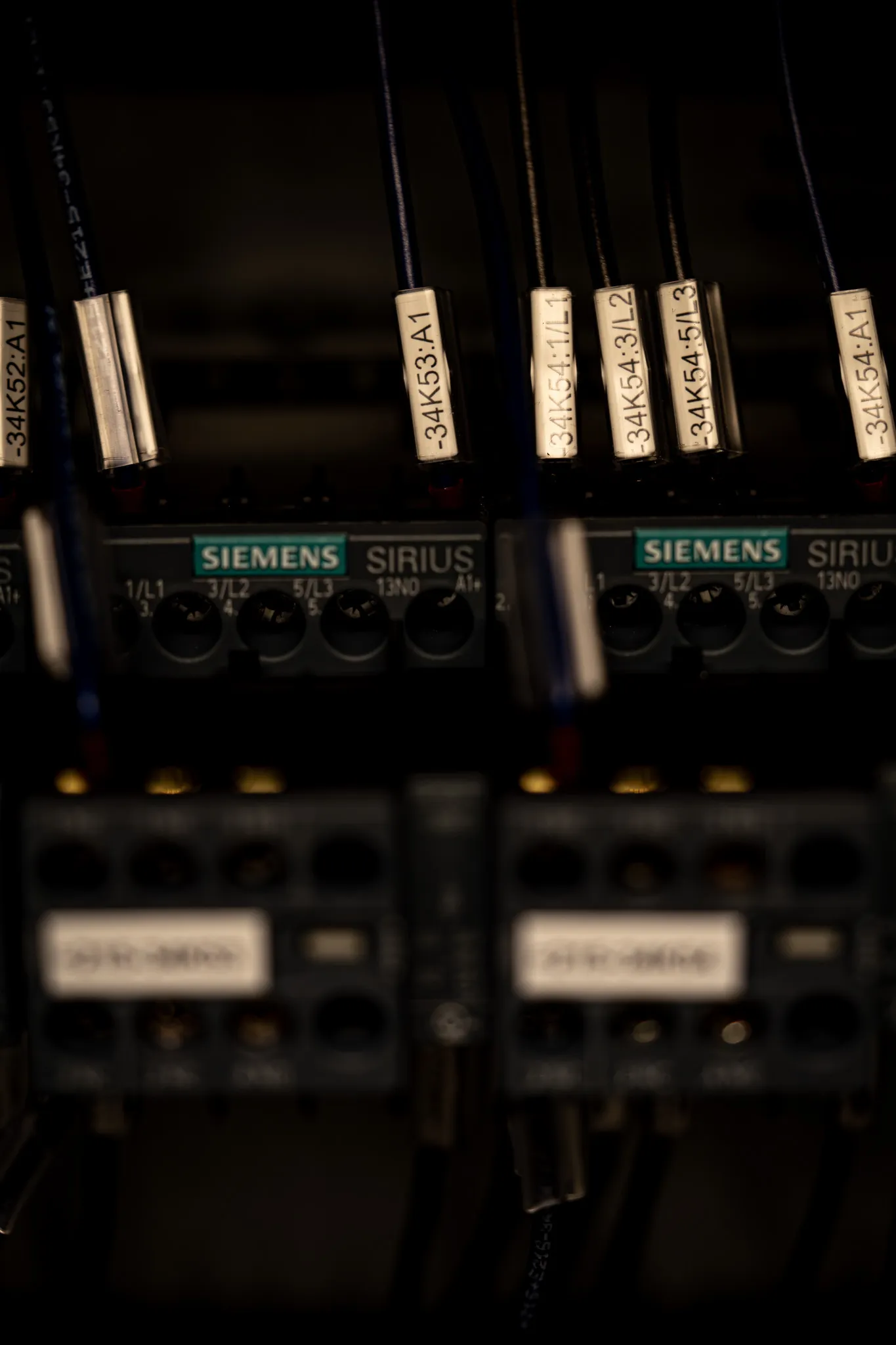 Verdrahtetes Elektrobauteil im Schaltschrankbau in Deutschland